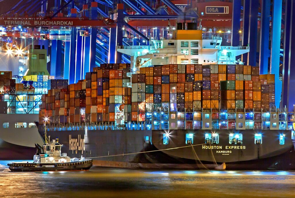 Tàu container vận chuyển hàng hóa đi Châu Âu bằng đường biển tại cảng Hamburg – minh họa cho dịch vụ vận chuyển quốc tế của Xanh THL.