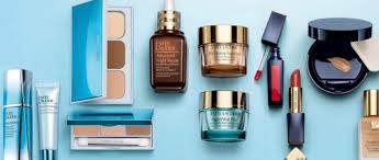 Hình ảnh các loại mỹ phẩm cao cấp như serum dưỡng da, kem dưỡng ẩm, son môi và phấn nền. Đây là những mặt hàng được phép gửi đi Nhật từ Việt Nam, với điều kiện đảm bảo quy trình đóng gói, nhãn mác rõ ràng và tuân thủ các quy định vận chuyển quốc tế. Hình ảnh sử dụng trong bài viết gửi mỹ phẩm đi Nhật của Xanh THL.