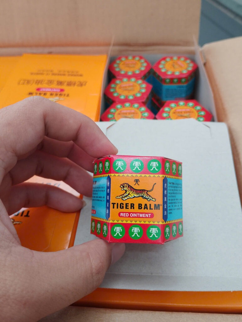 Nhân viên Xanh THL Logistics kiểm tra và đóng gói lọ dầu nóng Tiger Balm cẩn thận trước khi gửi dầu nóng đi Pháp, đảm bảo tiêu chuẩn an toàn quốc tế.