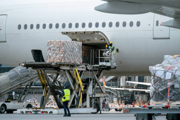 Nhân viên logistics đang bốc xếp kiện hàng lên máy bay tại Đức, minh họa cho phần hướng dẫn chi phí vận chuyển trong bài viết câu hỏi thường gặp khi gửi hàng từ Đức về Việt Nam của Xanh THL Logistics.