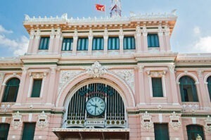 Mặt tiền Bưu điện Trung tâm Sài Gòn – biểu tượng của dịch vụ gửi hàng đi Đức qua bưu điện tại Việt Nam, nơi nhiều người khởi đầu hành trình chuyển hàng quốc tế.