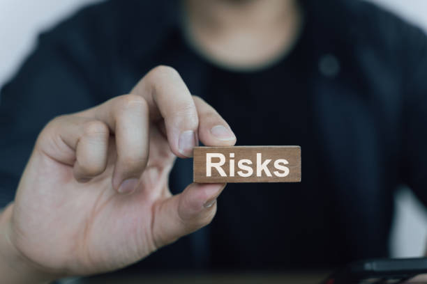 Hình ảnh minh họa một người cầm khối gỗ có chữ “Risks”, tượng trưng cho những rủi ro thường gặp khi gửi hàng đi Đức như mất hàng, hư hỏng trong quá trình vận chuyển, chậm trễ giao hàng và sai sót chứng từ hải quan.
