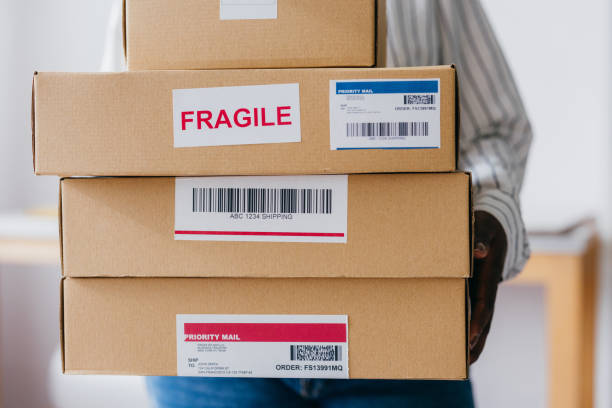 Các kiện hàng được đóng trong thùng carton 5 lớp, dán nhãn “Fragile” rõ ràng – quy trình đóng gói chuẩn của đơn vị vận chuyển hàng đi Đức uy tín Xanh THL Logistics, giúp bảo vệ hàng hóa an toàn khi vận chuyển quốc tế.