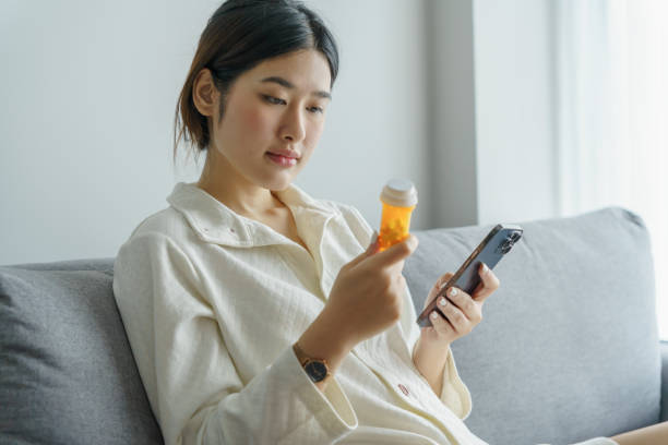 Khách hàng đang kiểm tra lọ thuốc không nhãn mác trước khi gửi sang Đức, minh họa cho những lưu ý về cước phí gửi hàng đi Đức và quy định hải quan đối với thuốc tây chưa có chứng nhận.