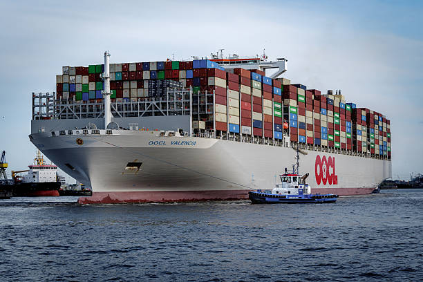 Tàu container Tàu container lớn minh họa cho dịch vụ gửi hàng đi Đức bằng đường biển, giúp doanh nghiệp tối ưu chi phí vận chuyển quốc tế.
