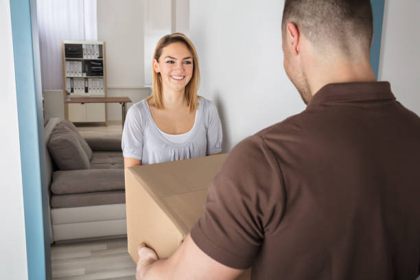 Nhân viên giao hàng trao kiện hàng tận tay người nhận tại Đức, minh họa dịch vụ gửi hàng đi Đức Door-to-Door bao thuế, giao tận nơi không phát sinh chi phí.