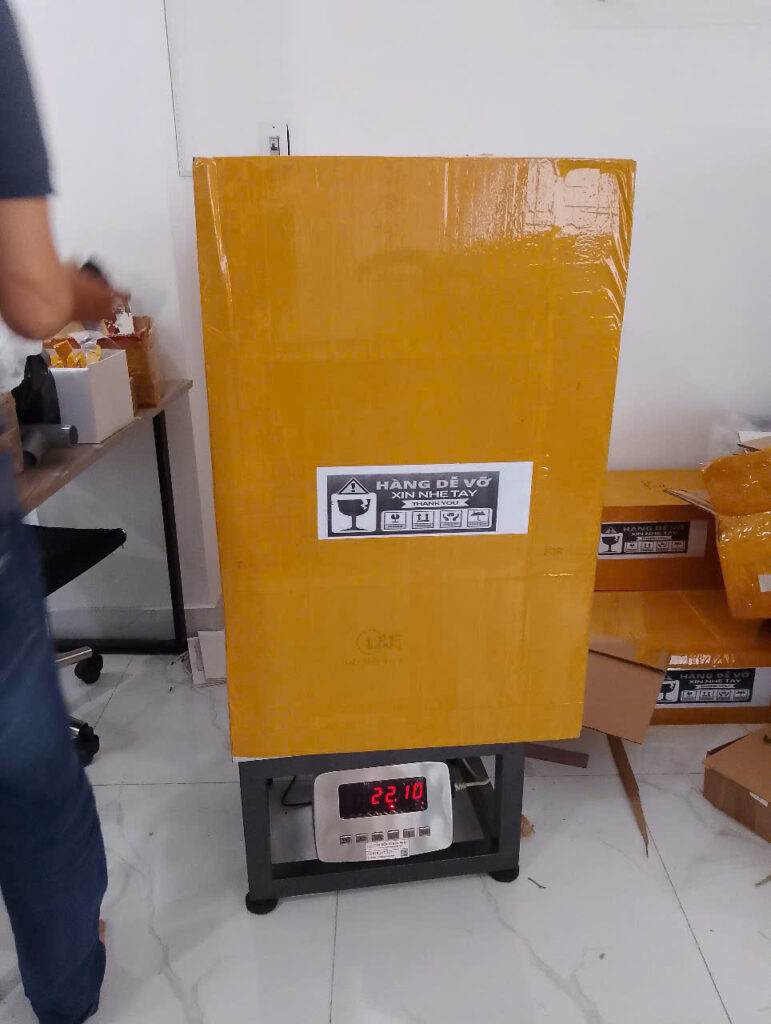 Thùng carton 5 lớp được niêm phong và dán nhãn “Hàng dễ vỡ”, minh họa kinh nghiệm gửi hàng đi Đức an toàn và đúng chuẩn quốc tế.