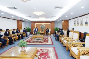 Bộ trưởng Trần Đức Thắng làm việc với lãnh đạo ba doanh nghiệp FDI để thúc đẩy hợp tác phát triển nông nghiệp xanh và vận chuyển nông sản đi Châu Âu chiều 6/11/2025.