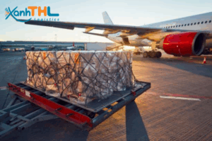 Hình ảnh vận chuyển hàng hóa bằng đường hàng không tại sân bay – dịch vụ gửi hàng đi Châu Âu giá rẻ, bao thuế, door-to-door cùng Xanh THL Logistics.