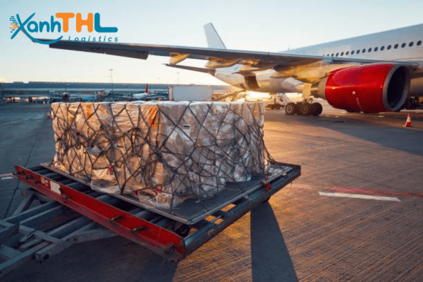 Hình ảnh vận chuyển hàng hóa bằng đường hàng không tại sân bay – dịch vụ gửi hàng đi Châu Âu giá rẻ, bao thuế, door-to-door cùng Xanh THL Logistics.