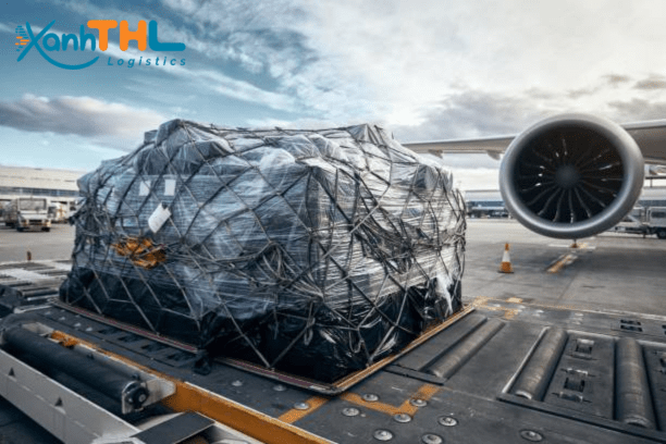 Kiện hàng hóa được đóng gói chặt chẽ chuẩn bị xếp lên máy bay châu Âu – minh họa chi phí vận chuyển quốc tế và giải pháp gửi hàng đi Châu Âu giá rẻ của Xanh THL Logistics.