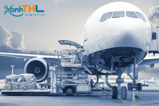 Máy bay vận tải quốc tế đang bốc xếp hàng hóa – minh họa dịch vụ Line chuyên tuyến bao thuế giúp gửi hàng đi Châu Âu giá rẻ, door-to-door, không phát sinh chi phí.