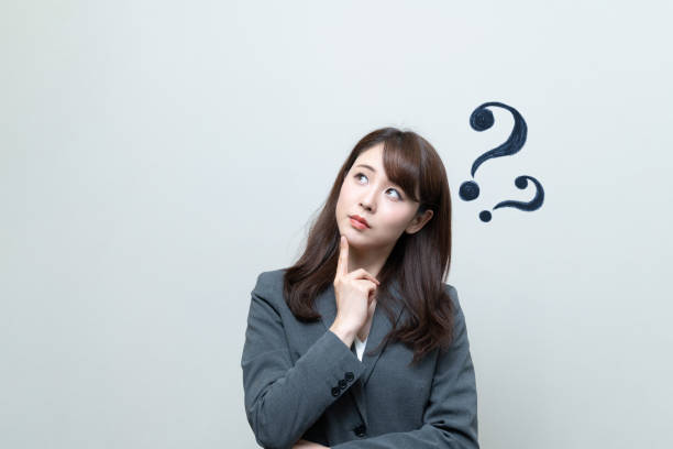 Người phụ nữ đang suy nghĩ về sự thay đổi trong bảng giá gửi hàng đi Châu Âu, minh họa cho các yếu tố ảnh hưởng đến chi phí vận chuyển quốc tế.