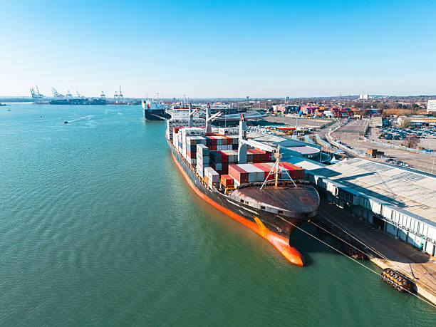 Vận chuyển hàng hóa bằng đường biển với tàu container, phù hợp gửi hàng nặng và lô hàng kinh doanh đi Đức theo hình thức sea freight
