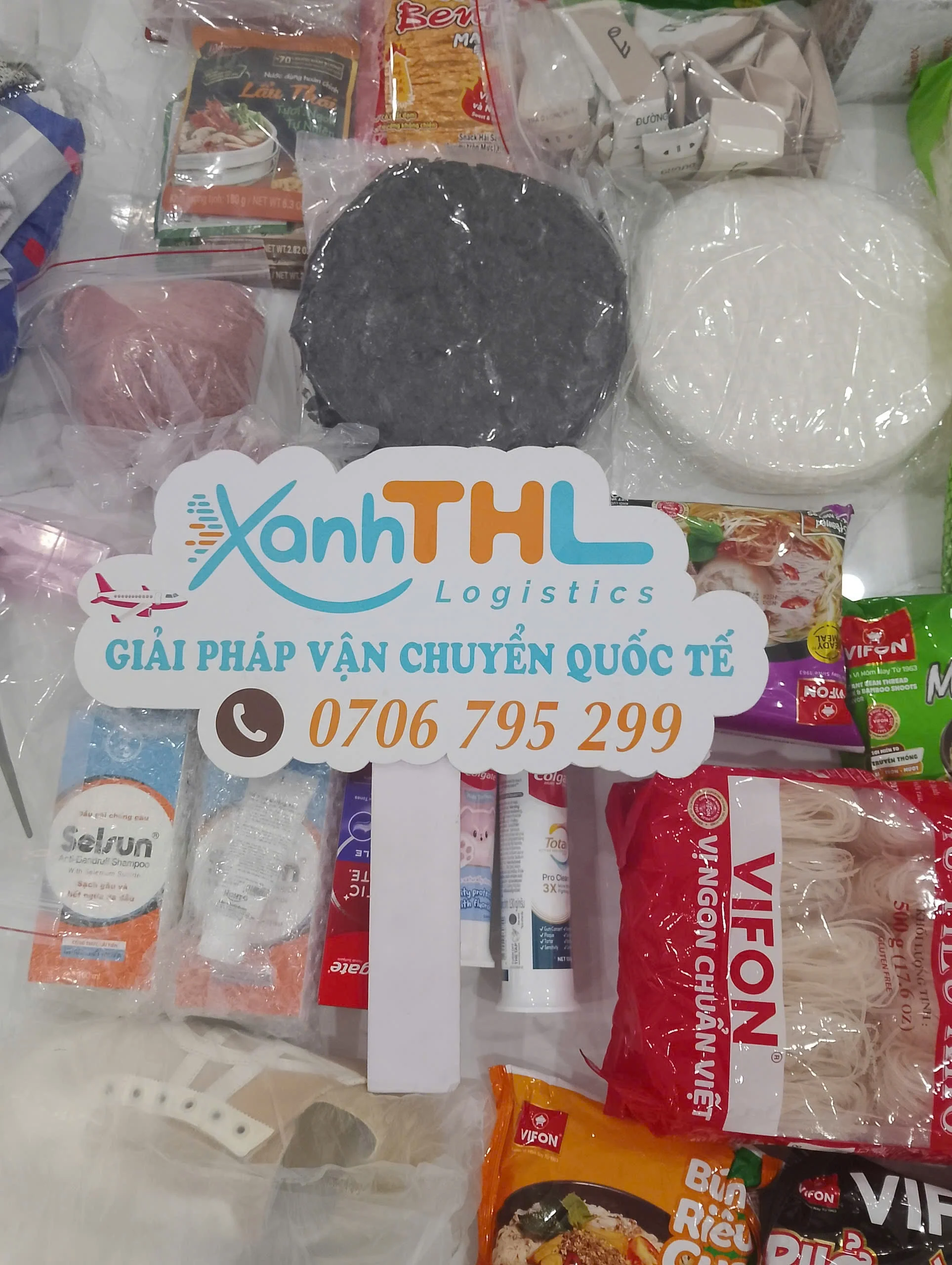 Hình ảnh kiện hàng thực phẩm và đồ dùng cá nhân được đóng gói để gửi hàng đi Ý từ Việt Nam