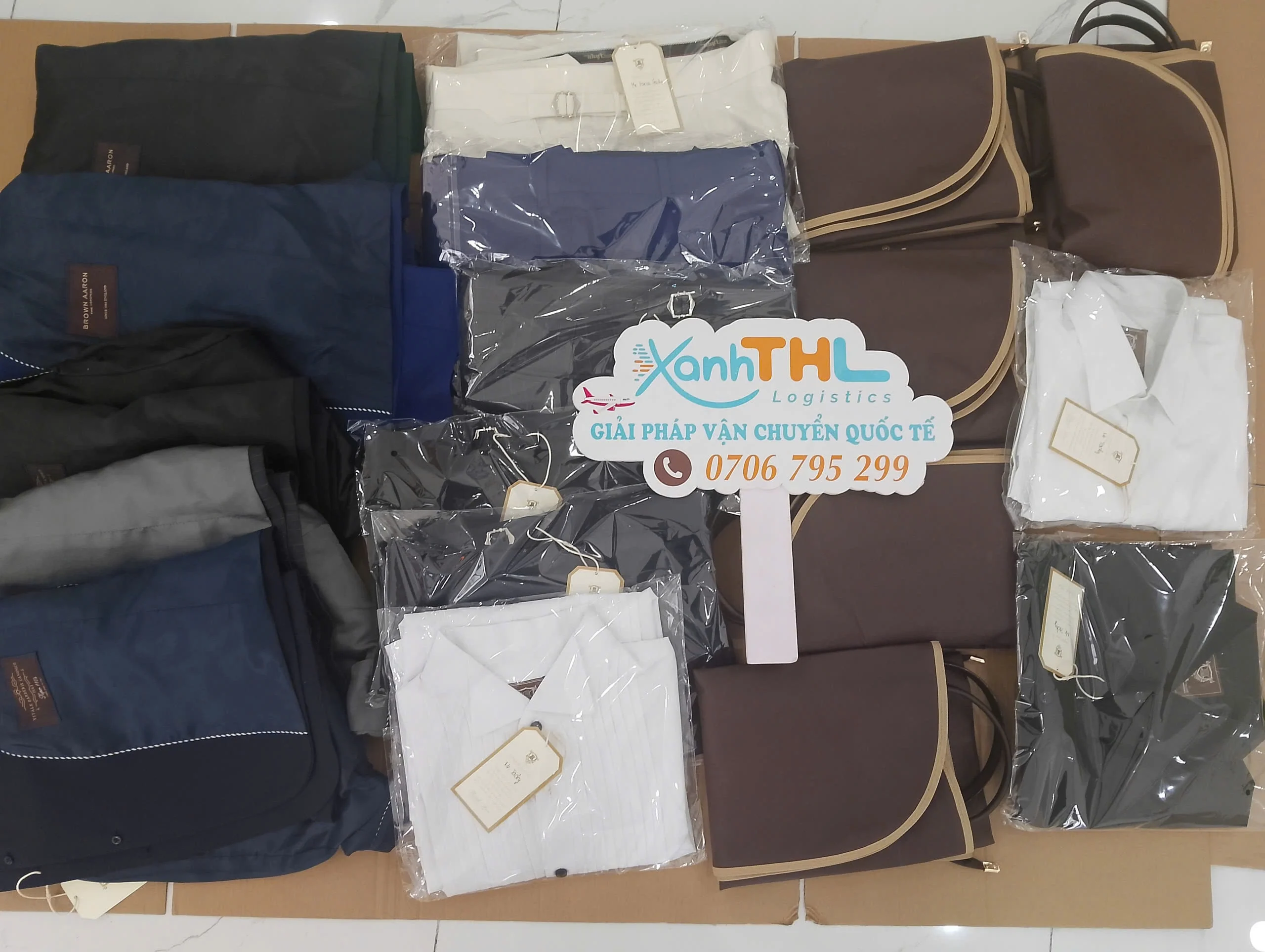 Hình ảnh quần áo được đóng gói, chuẩn bị gửi hàng đi Ý cho shop online và doanh nghiệp