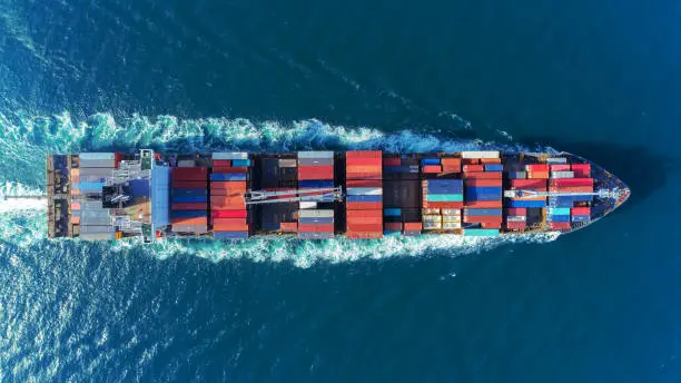 Tàu container vận chuyển hàng hóa đường biển phục vụ gửi hàng đi Ý