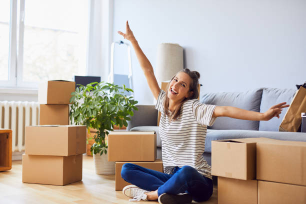Chủ shop thương mại điện tử vui mừng khi hoàn tất đóng gói hàng hóa chuẩn bị vận chuyển hàng đi Đức bằng dịch vụ Door-to-Door của Xanh THL Logistics.