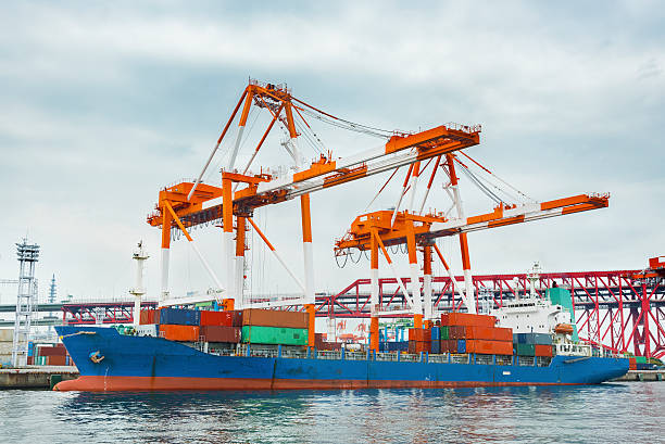 Tàu chở hàng container tại cảng Nhật Bản dùng cho dịch vụ vận chuyển hàng từ Nhật về Việt Nam bằng đường biển, phù hợp hàng nặng và hàng cồng kềnh.
