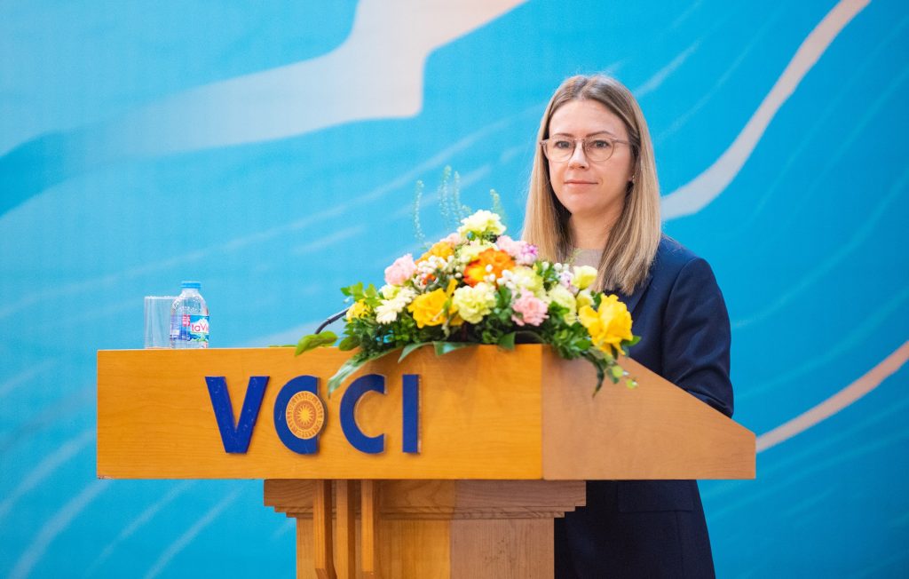 Bà Vanessa Steinmetz, Giám đốc Viện FNF Việt Nam, phát biểu tại hội thảo về thẩm định chuỗi cung ứng EU do VCCI tổ chức tại Hà Nội.